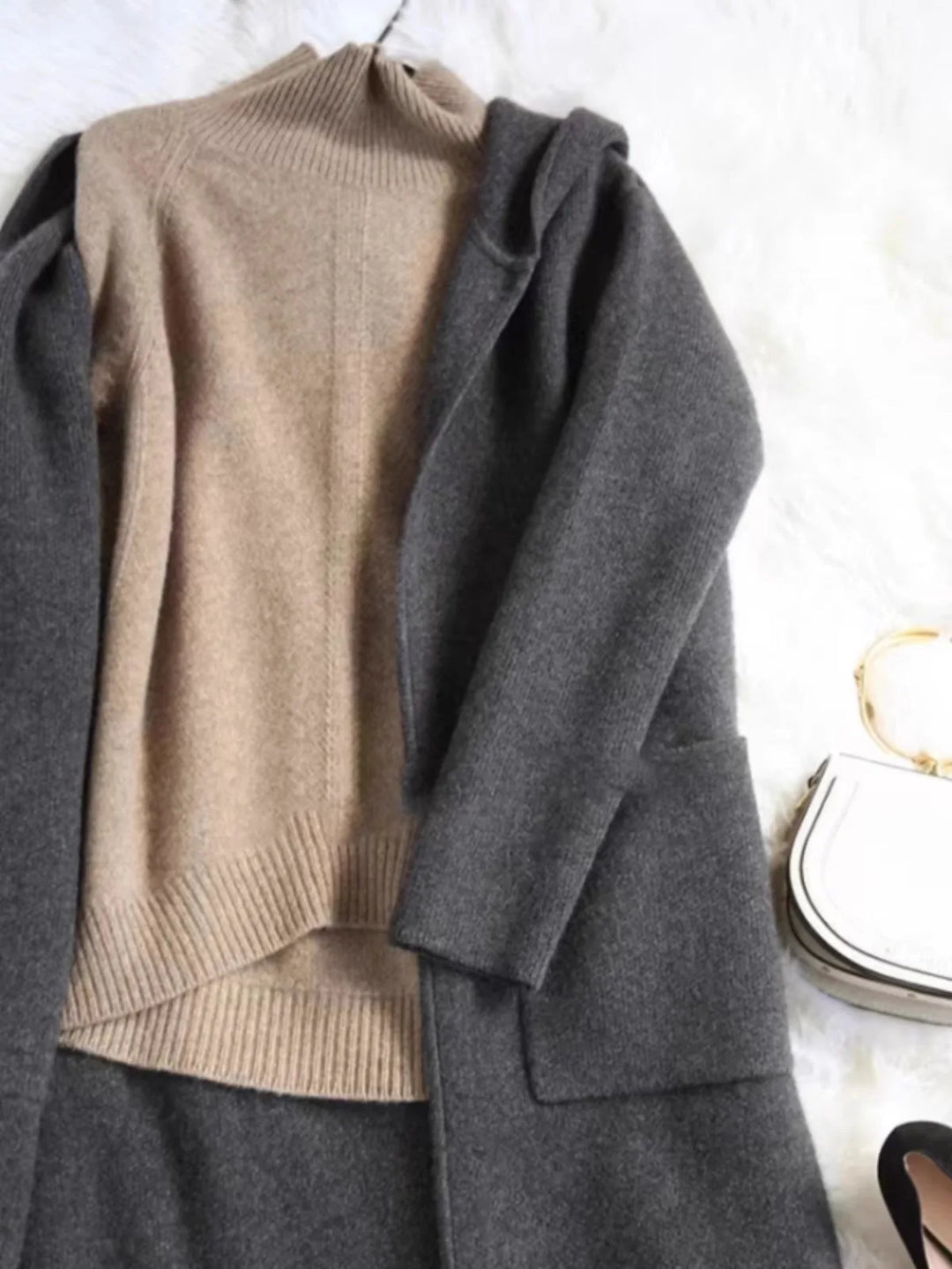 Oversized Cashmere Turtleneck Sweater with Relaxed Fit and Soft Ribbed Knit in Rich Brown