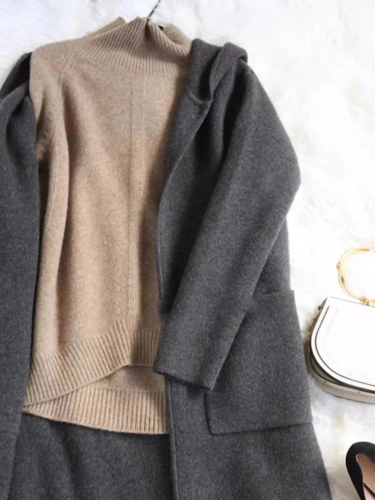 Oversized Cashmere Turtleneck Sweater with Relaxed Fit and Soft Ribbed Knit in Rich Brown
