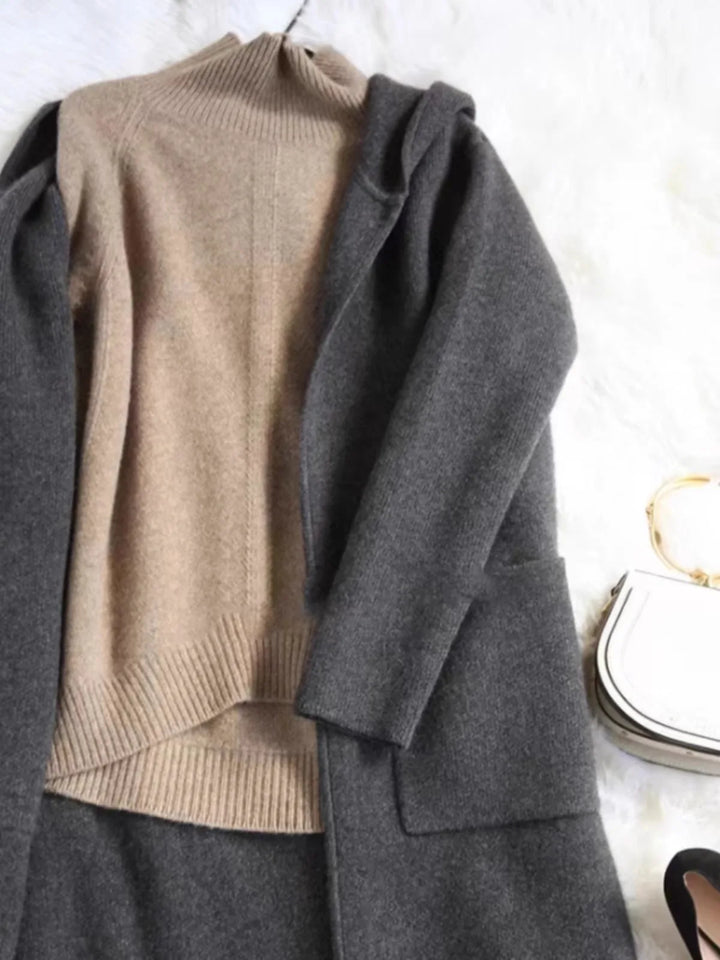 Oversized Cashmere Turtleneck Sweater with Relaxed Fit and Soft Ribbed Knit in Rich Brown
