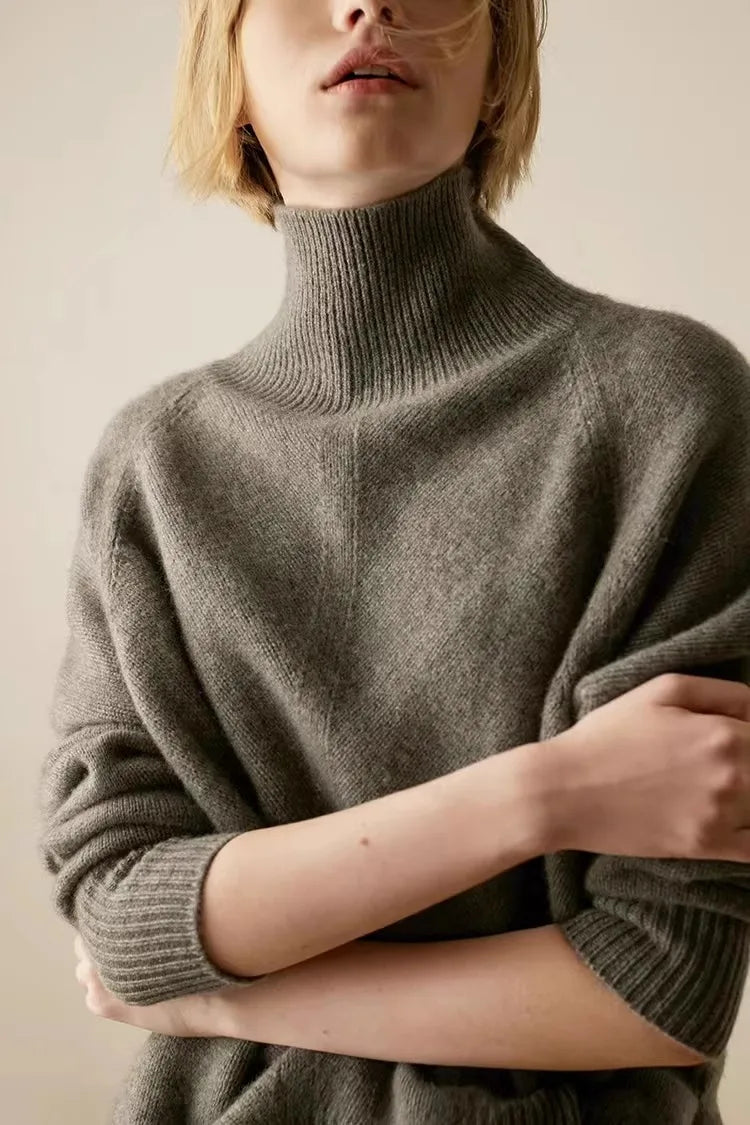 Oversized Cashmere Turtleneck Sweater with Relaxed Fit and Soft Ribbed Knit in Rich Brown