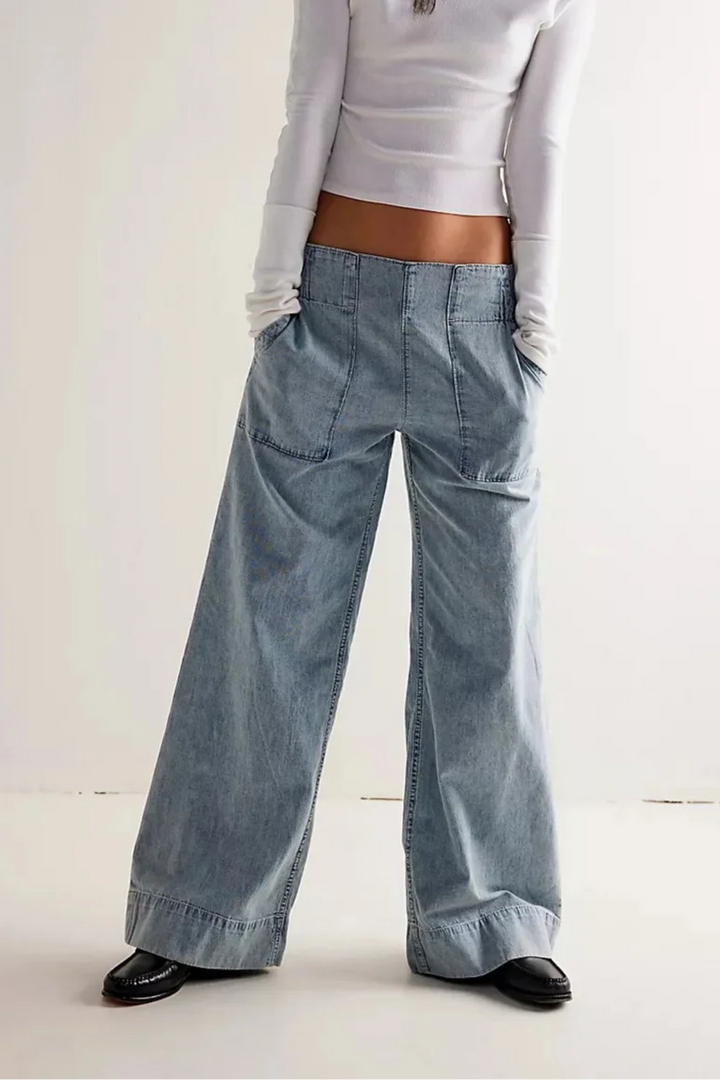 Wide-Leg Jeans with High-Rise Fit, Slight Stretch, and Relaxed Silhouette in Navy Cotton Denim