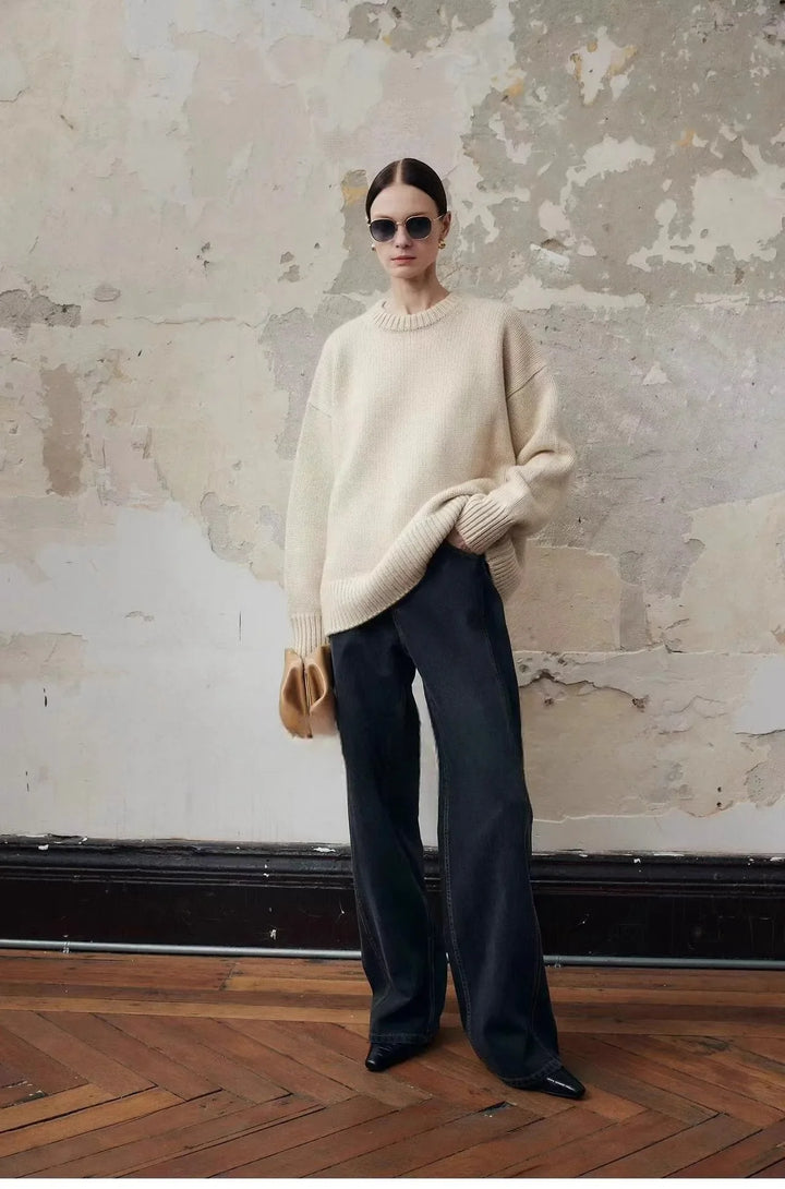 Oversized Sweater in Cashmere-Soft Knit with Relaxed Fit and Soft Gray Knit Finish