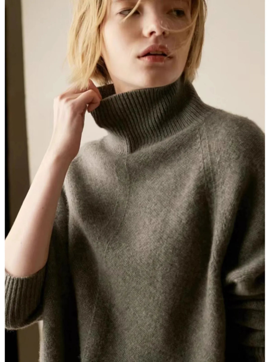 Oversized Cashmere Turtleneck Sweater with Relaxed Fit and Soft Ribbed Knit in Rich Brown