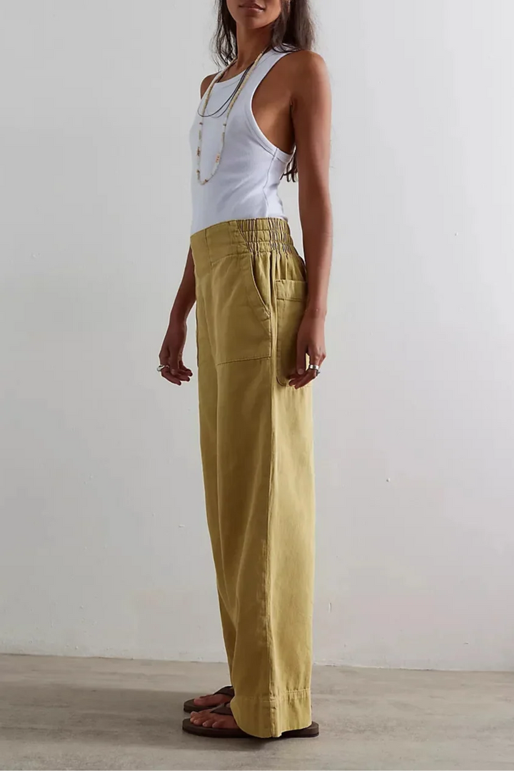Wide-Leg Jeans with High-Rise Fit, Slight Stretch, and Relaxed Silhouette in Navy Cotton Denim