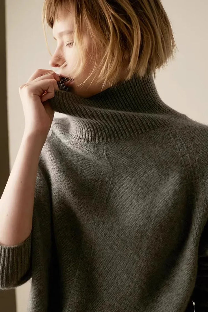 Oversized Cashmere Turtleneck Sweater with Relaxed Fit and Soft Ribbed Knit in Rich Brown