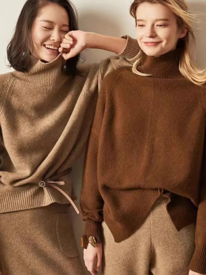 Oversized Cashmere Turtleneck Sweater with Relaxed Fit and Soft Ribbed Knit in Rich Brown