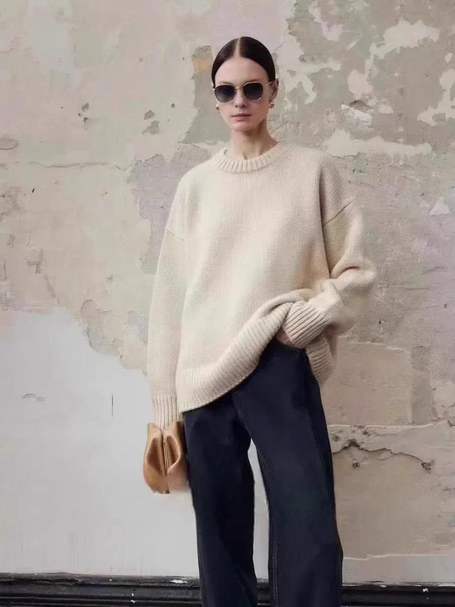 Oversized Sweater in Cashmere-Soft Knit with Relaxed Fit and Soft Gray Knit Finish