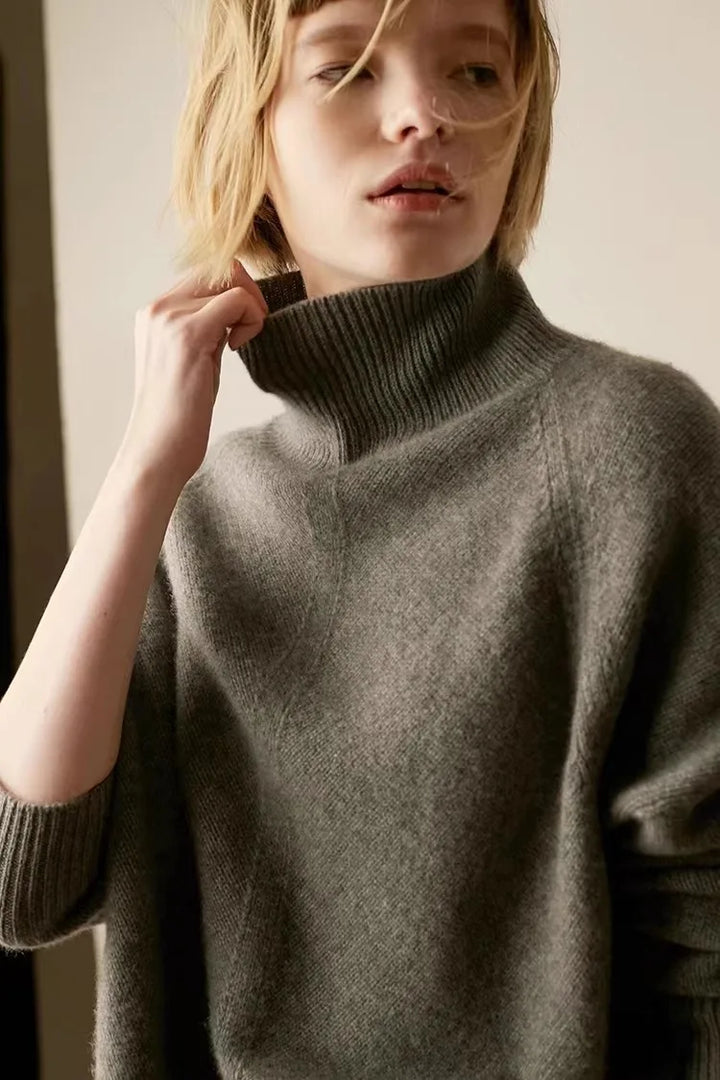 Oversized Cashmere Turtleneck Sweater with Relaxed Fit and Soft Ribbed Knit in Rich Brown