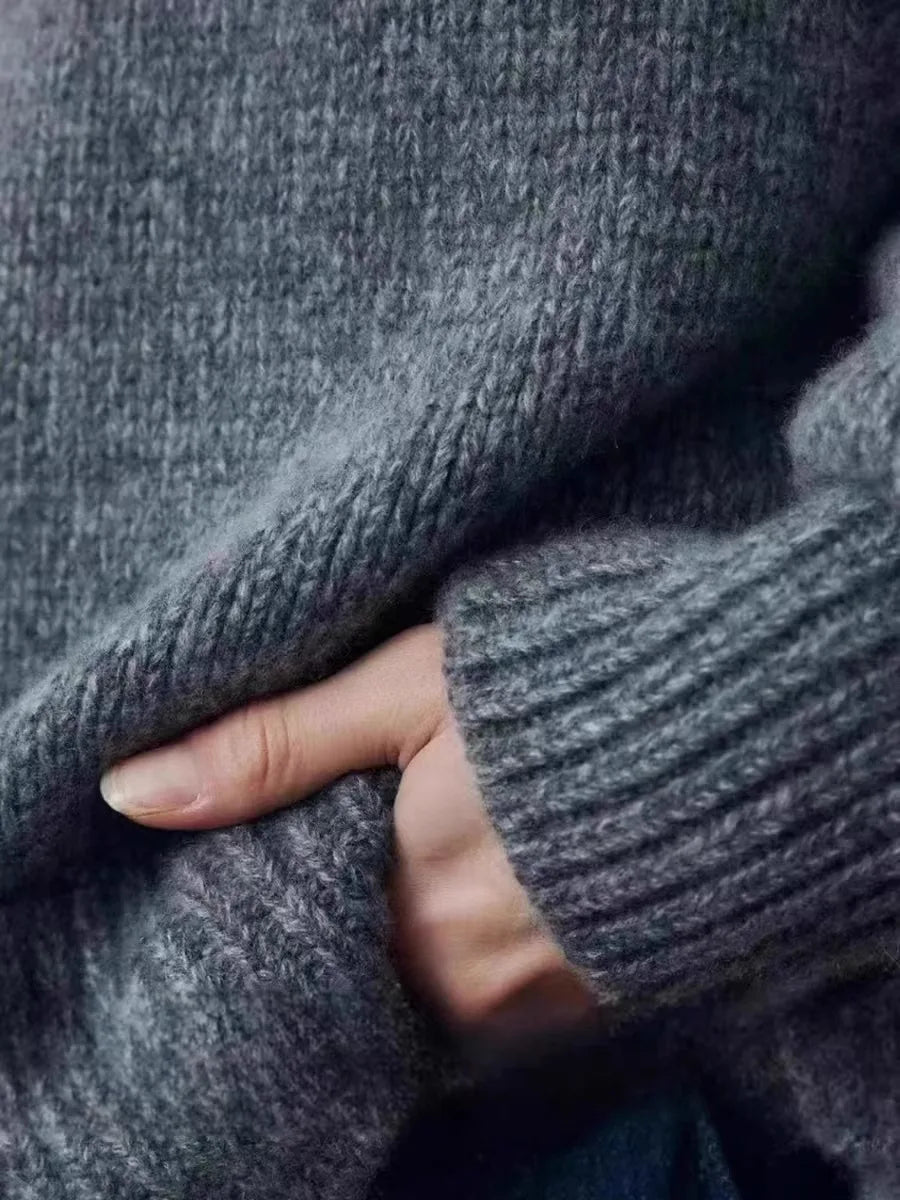 Oversized Sweater in Cashmere-Soft Knit with Relaxed Fit and Soft Gray Knit Finish