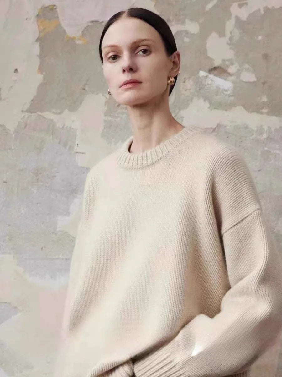 Oversized Sweater in Cashmere-Soft Knit with Relaxed Fit and Soft Gray Knit Finish