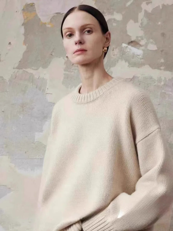Oversized Sweater in Cashmere-Soft Knit with Relaxed Fit and Soft Gray Knit Finish