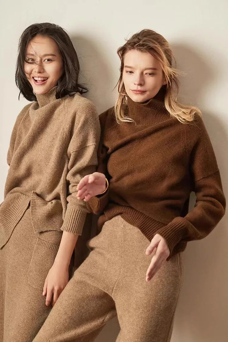 Oversized Cashmere Turtleneck Sweater with Relaxed Fit and Soft Ribbed Knit in Rich Brown