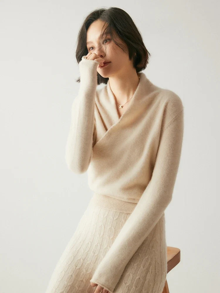 Cashmere Sweater with Crossover Collar Detail, Soft Knit for a Relaxed Standard Fit