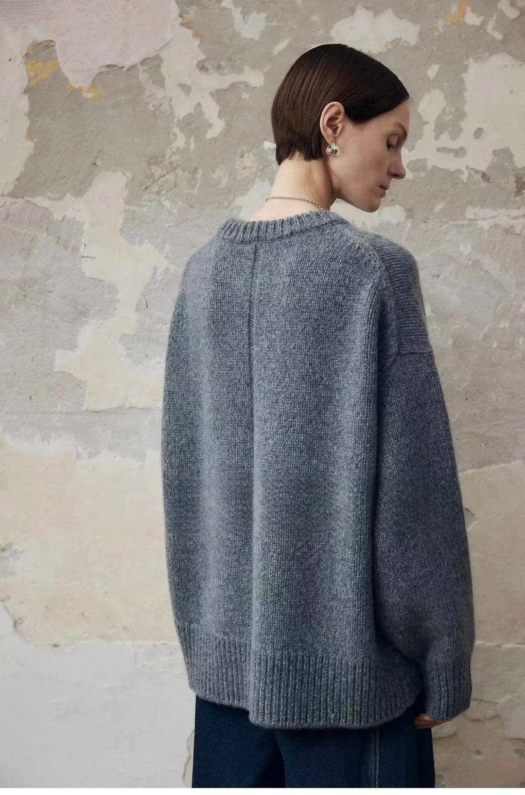 Oversized Sweater in Cashmere-Soft Knit with Relaxed Fit and Soft Gray Knit Finish