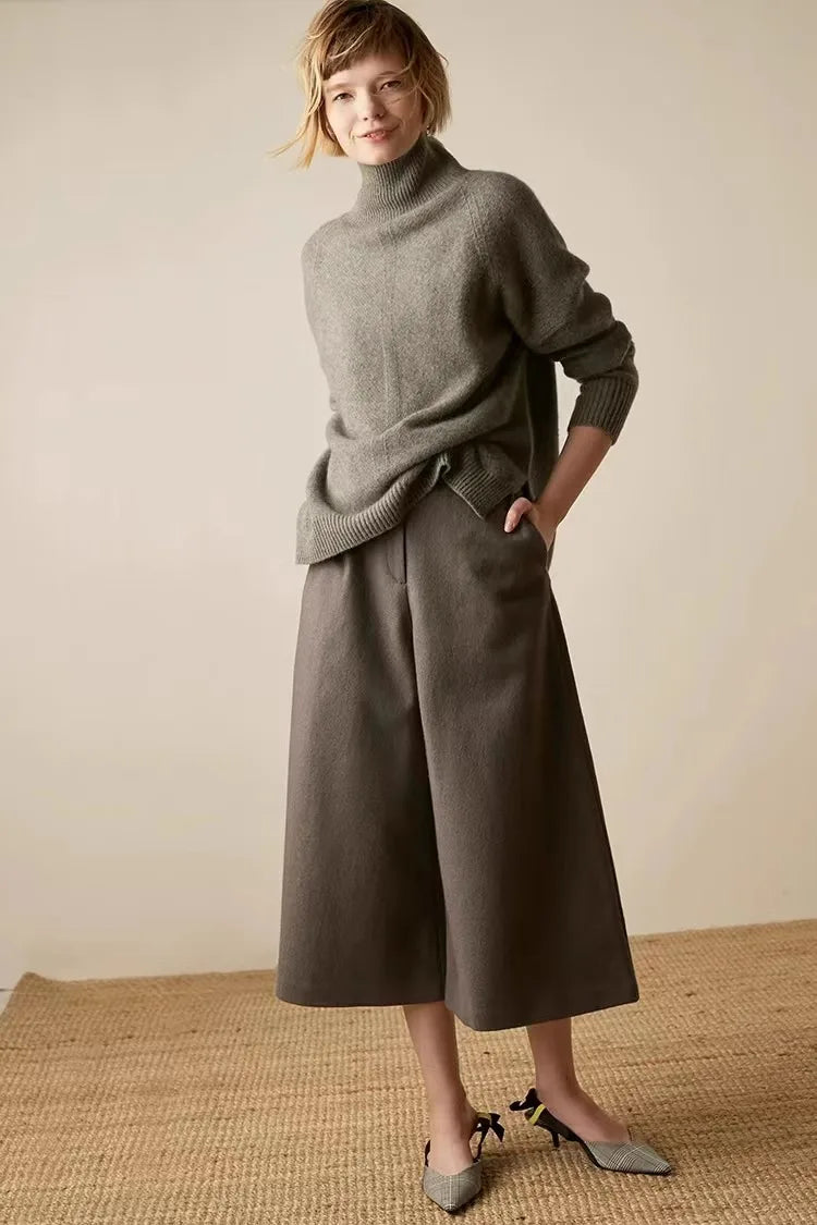 Oversized Cashmere Turtleneck Sweater with Relaxed Fit and Soft Ribbed Knit in Rich Brown