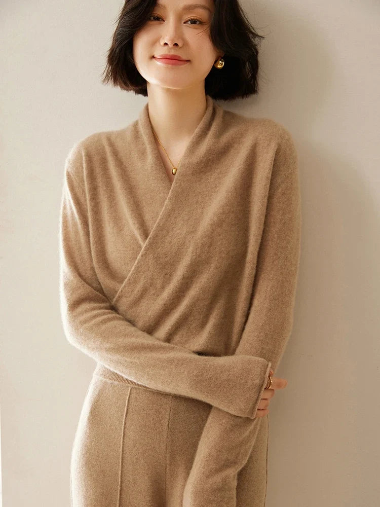Cashmere Sweater with Crossover Collar Detail, Soft Knit for a Relaxed Standard Fit