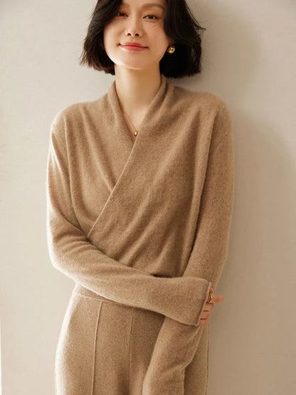 Cashmere Sweater with Crossover Collar Detail, Soft Knit for a Relaxed Standard Fit