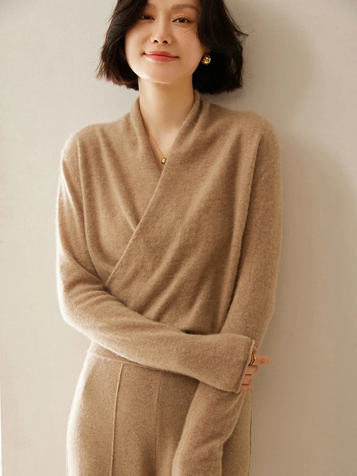 Cashmere Sweater with Crossover Collar Detail, Soft Knit for a Relaxed Standard Fit