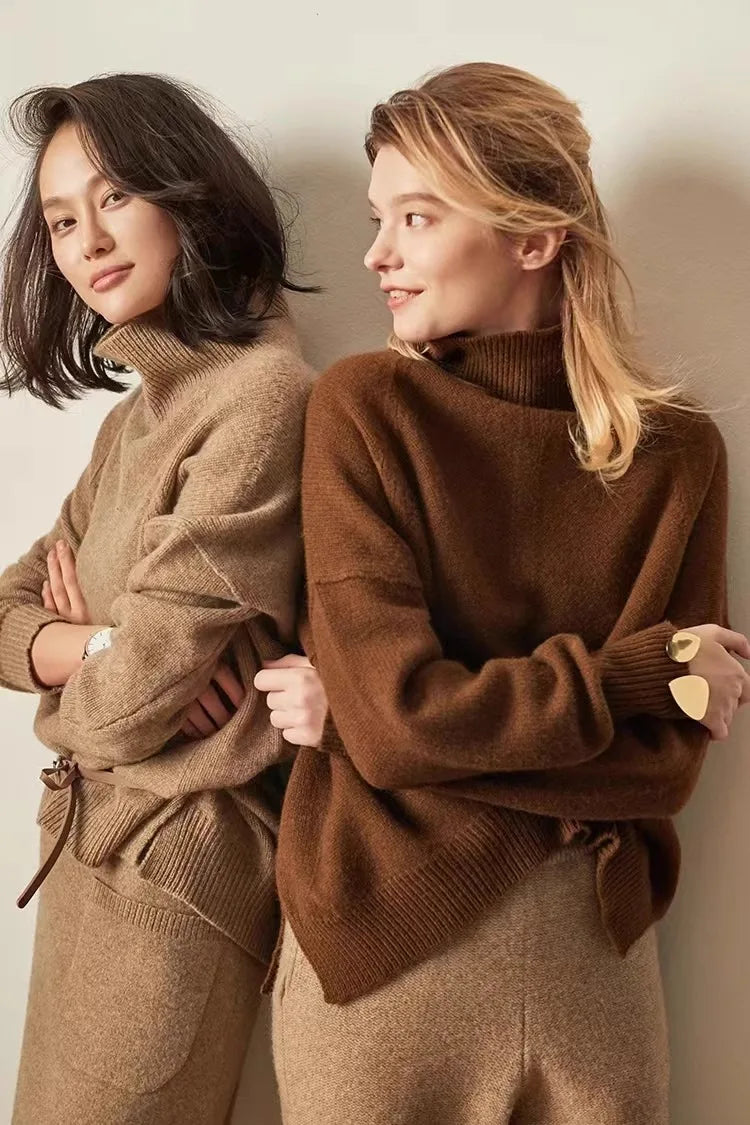 Oversized Cashmere Turtleneck Sweater with Relaxed Fit and Soft Ribbed Knit in Rich Brown
