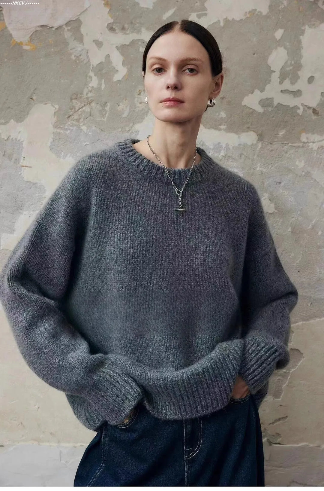 Oversized Sweater in Cashmere-Soft Knit with Relaxed Fit and Soft Gray Knit Finish