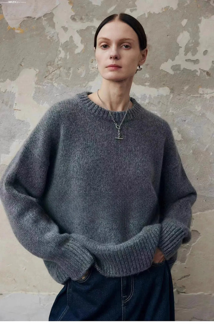 Oversized Sweater in Cashmere-Soft Knit with Relaxed Fit and Soft Gray Knit Finish