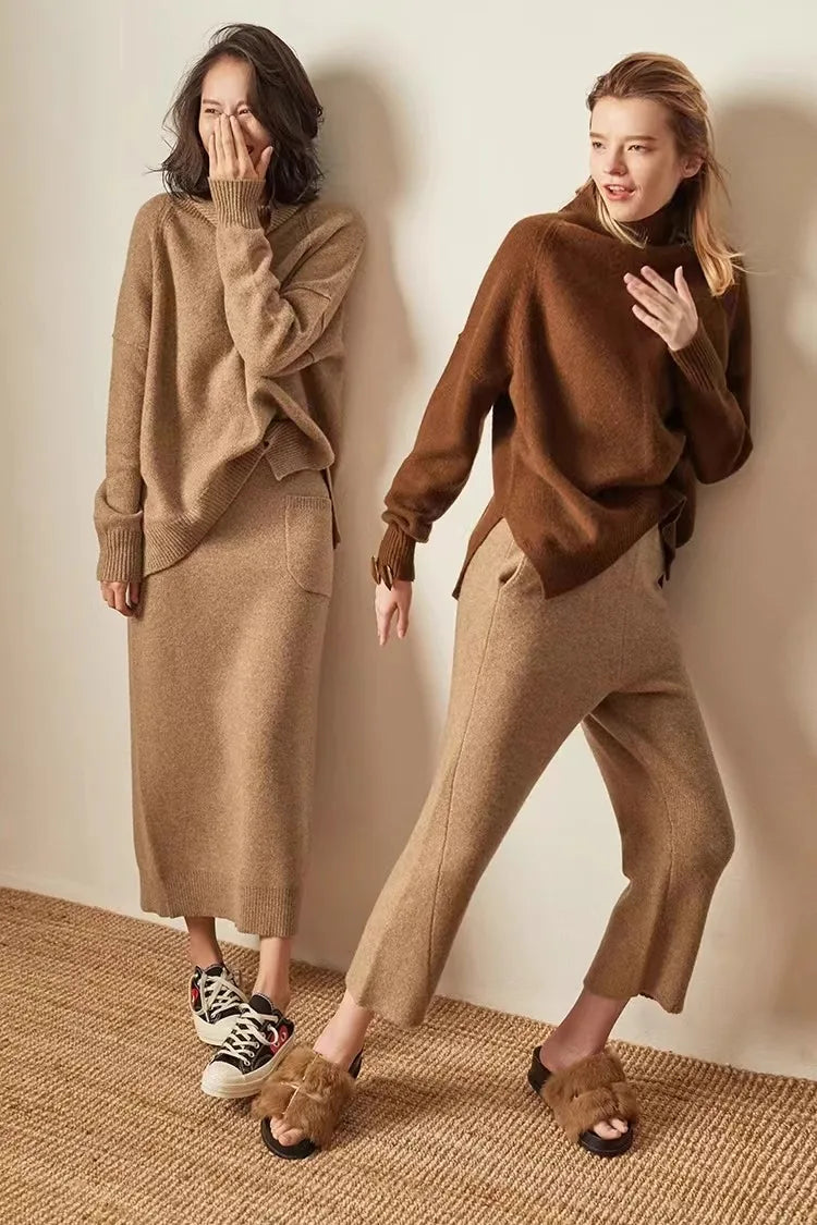 Oversized Cashmere Turtleneck Sweater with Relaxed Fit and Soft Ribbed Knit in Rich Brown