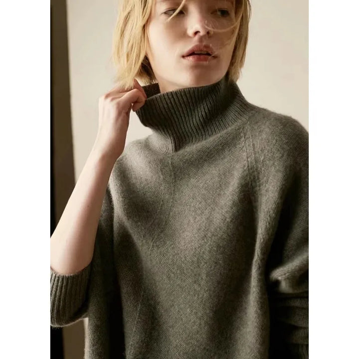Oversized Cashmere Turtleneck Sweater with Relaxed Fit and Soft Ribbed Knit in Rich Brown