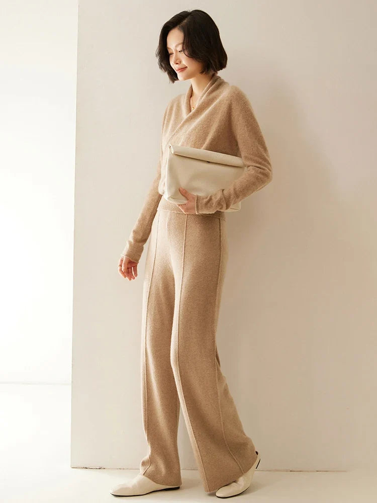 Cashmere Sweater with Crossover Collar Detail, Soft Knit for a Relaxed Standard Fit