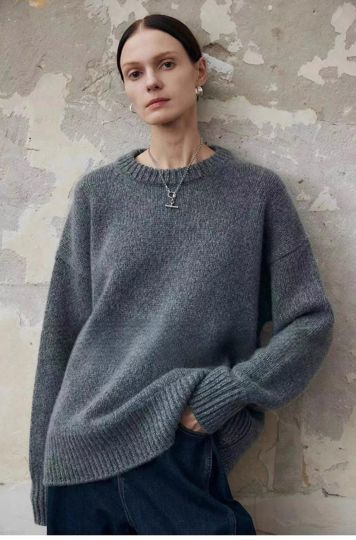 Oversized Sweater in Cashmere-Soft Knit with Relaxed Fit and Soft Gray Knit Finish
