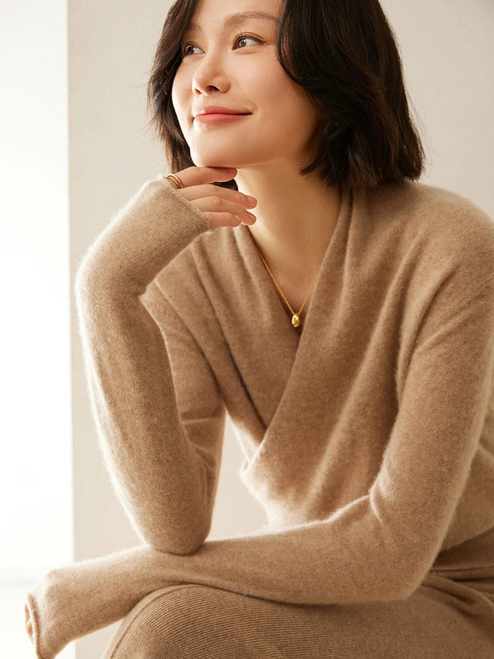 Cashmere Sweater with Crossover Collar Detail, Soft Knit for a Relaxed Standard Fit