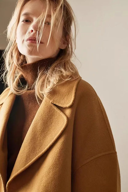Oversized Cashmere Turtleneck Sweater with Relaxed Fit and Soft Ribbed Knit in Rich Brown