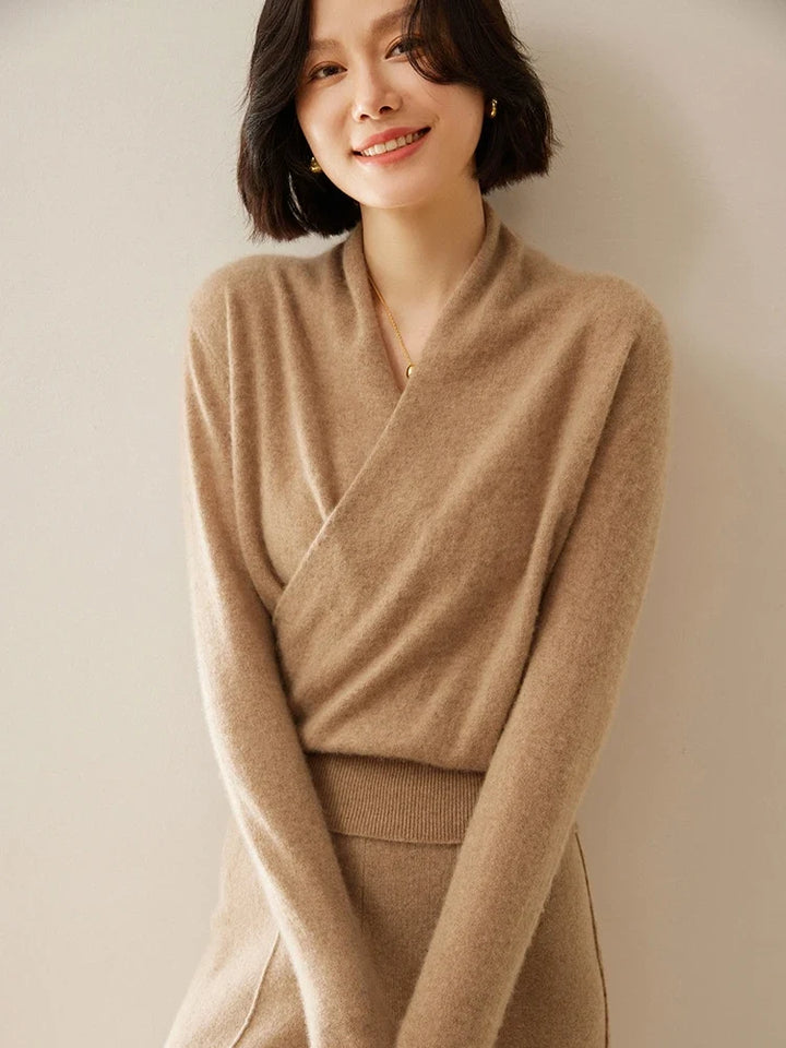 Cashmere Sweater with Crossover Collar Detail, Soft Knit for a Relaxed Standard Fit