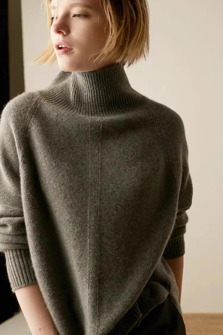Oversized Cashmere Turtleneck Sweater with Relaxed Fit and Soft Ribbed Knit in Rich Brown
