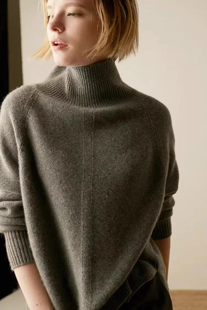 Oversized Cashmere Turtleneck Sweater with Relaxed Fit and Soft Ribbed Knit in Rich Brown