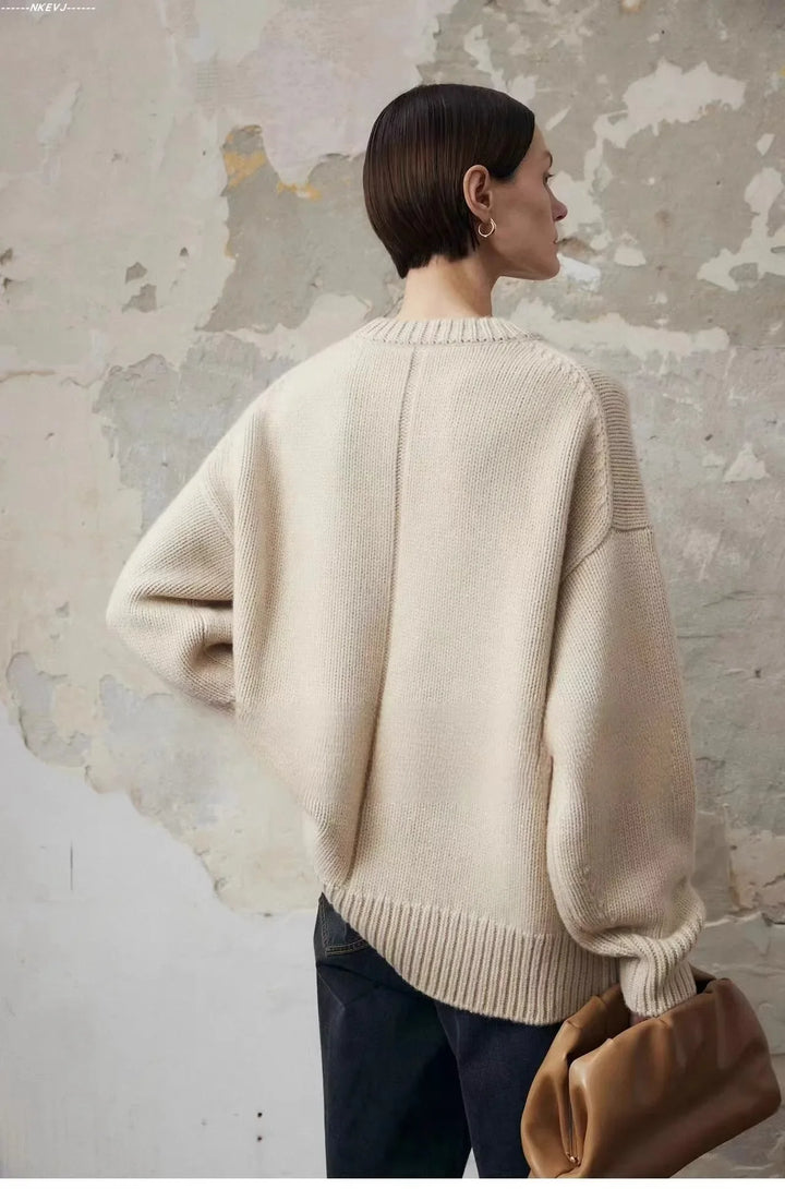 Oversized Sweater in Cashmere-Soft Knit with Relaxed Fit and Soft Gray Knit Finish