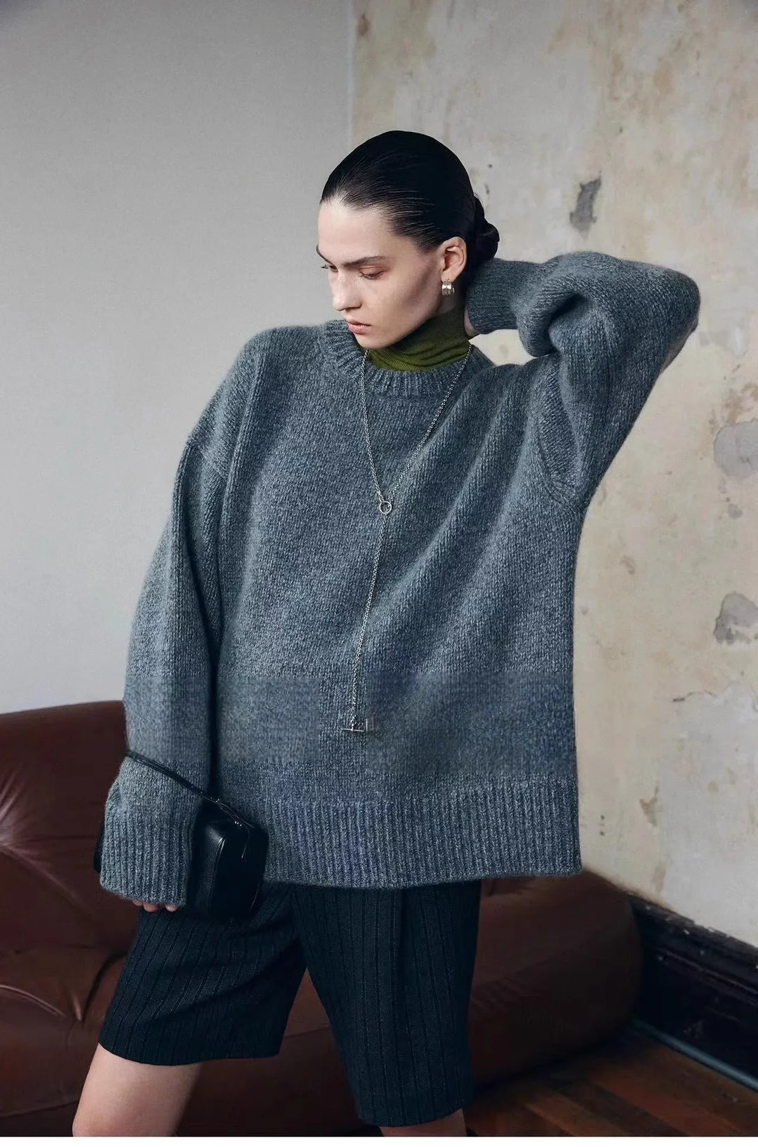 Oversized Sweater in Cashmere-Soft Knit with Relaxed Fit and Soft Gray Knit Finish