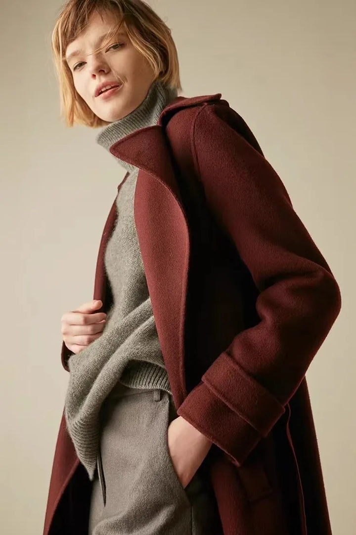Oversized Cashmere Turtleneck Sweater with Relaxed Fit and Soft Ribbed Knit in Rich Brown