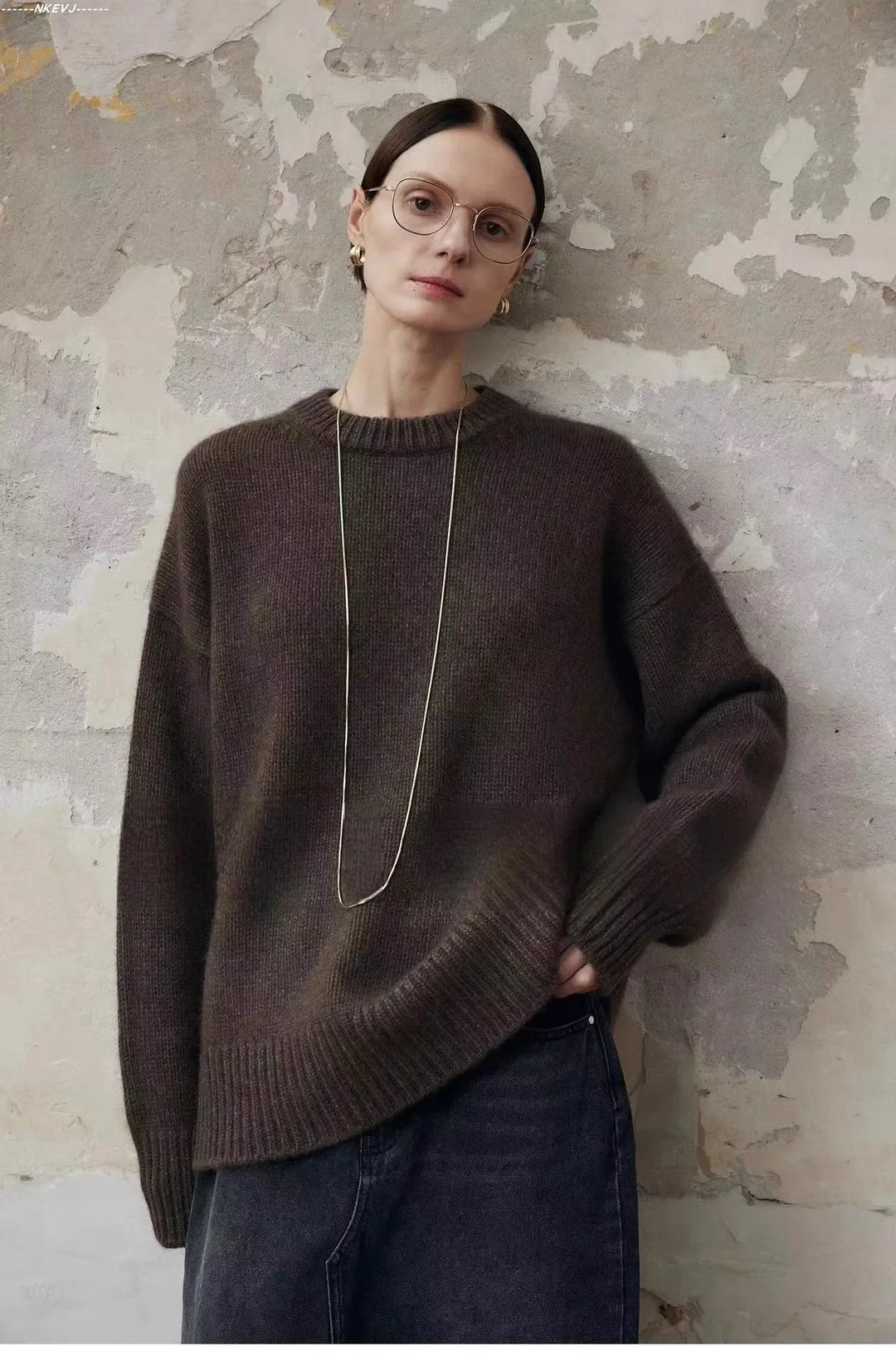 Oversized Sweater in Cashmere-Soft Knit with Relaxed Fit and Soft Gray Knit Finish