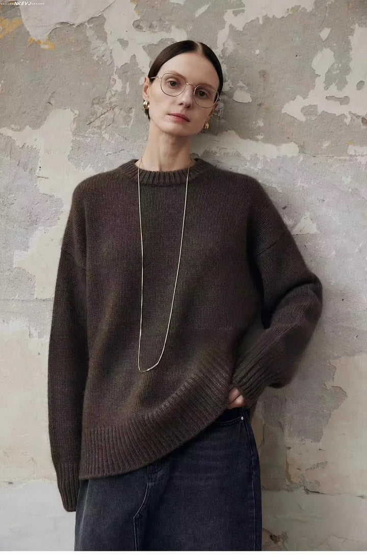 Oversized Sweater in Cashmere-Soft Knit with Relaxed Fit and Soft Gray Knit Finish