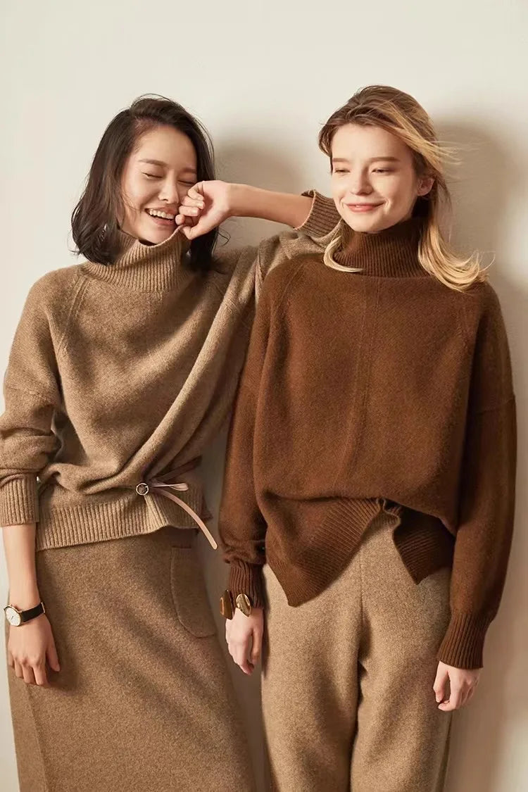 Oversized Cashmere Turtleneck Sweater with Relaxed Fit and Soft Ribbed Knit in Rich Brown