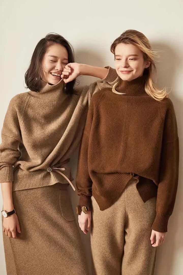 Oversized Cashmere Turtleneck Sweater with Relaxed Fit and Soft Ribbed Knit in Rich Brown