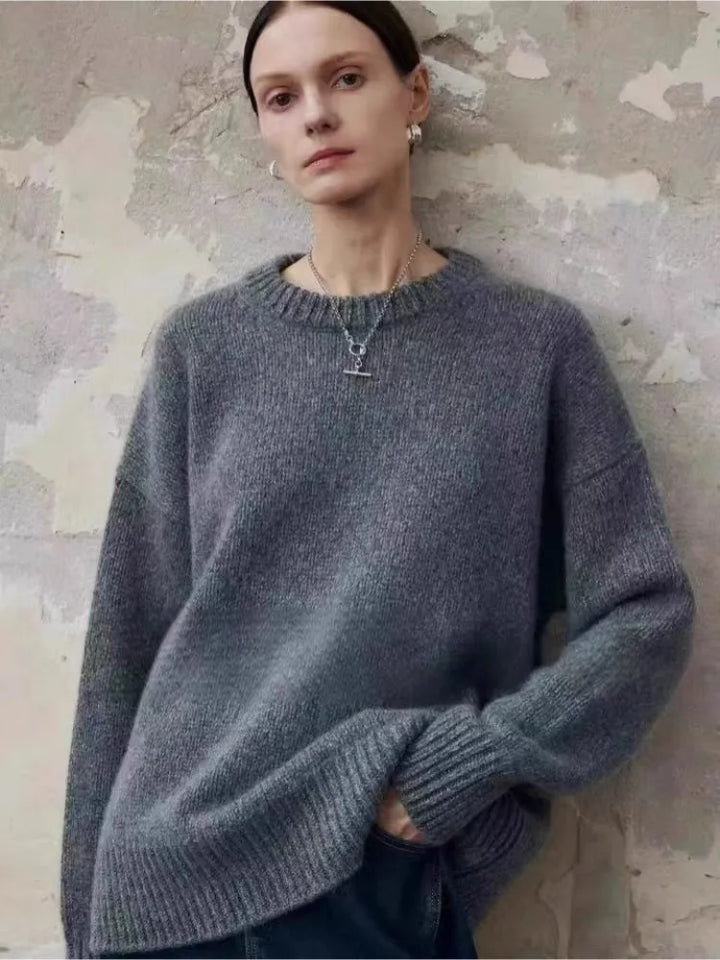 Oversized Sweater in Cashmere-Soft Knit with Relaxed Fit and Soft Gray Knit Finish