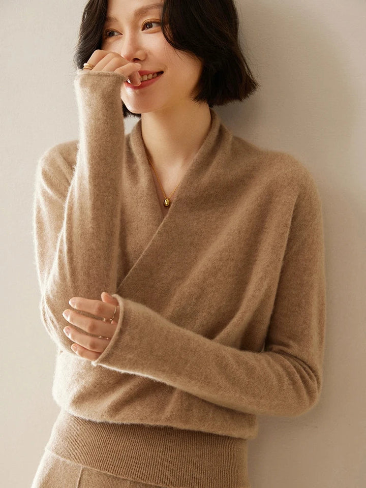 Cashmere Sweater with Crossover Collar Detail, Soft Knit for a Relaxed Standard Fit